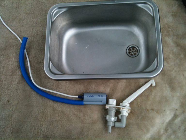 Small sink, taps and electric water pump £25