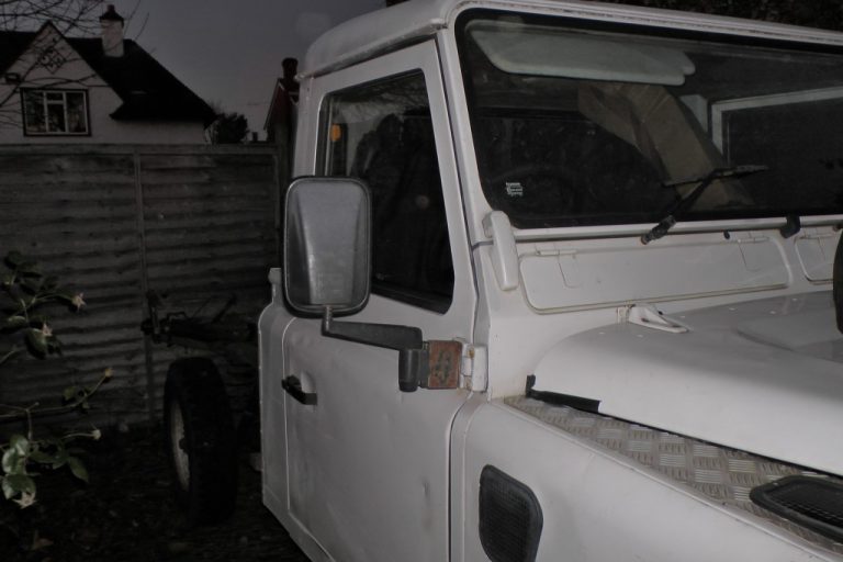 Lara Landy – Land Rover Defender 130 – Back Off 1