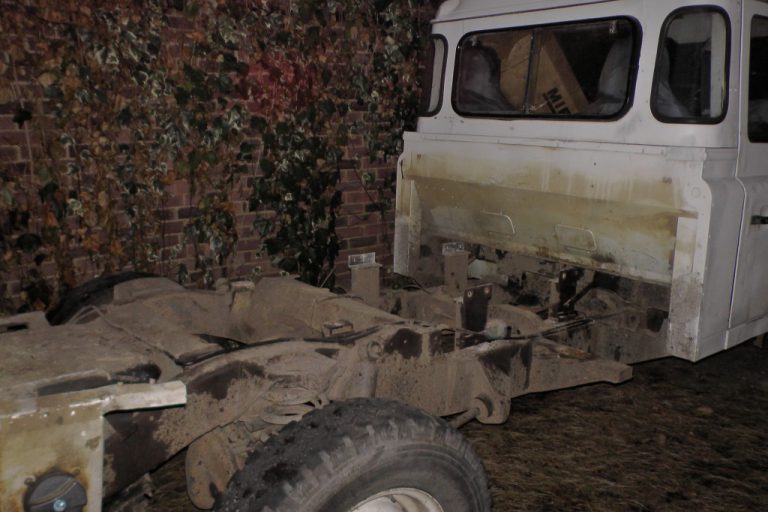 Lara Landy – Land Rover Defender 130 – Back Off 2