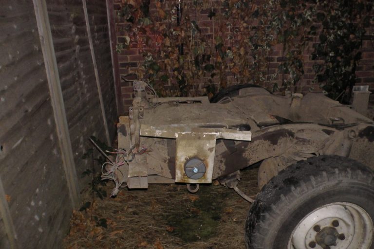 Lara Landy – Land Rover Defender 130 – Back Off 3