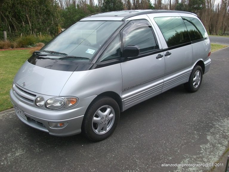 front_side_view_toyota_estima_lucida.JPG
