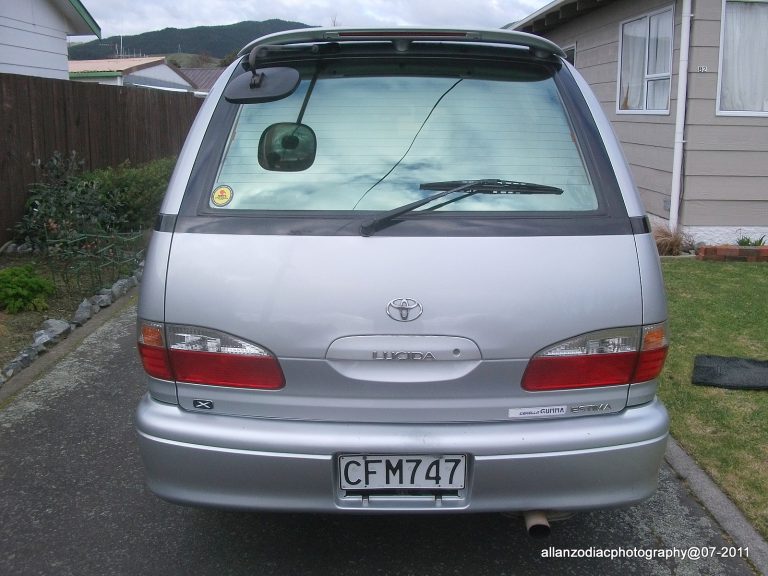 rear_view_Toyota_estima_lucida.JPG