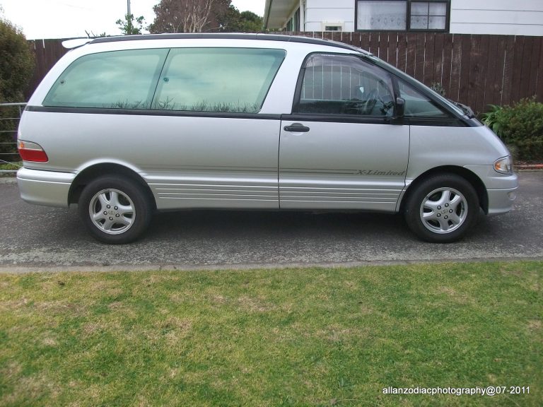 side_view_toyota_estima_lucida.JPG